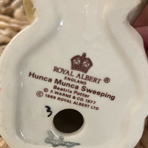 Beatrix Potter figurine Royal Albert Hunca MuncaSweeping - Picture 6 of 7